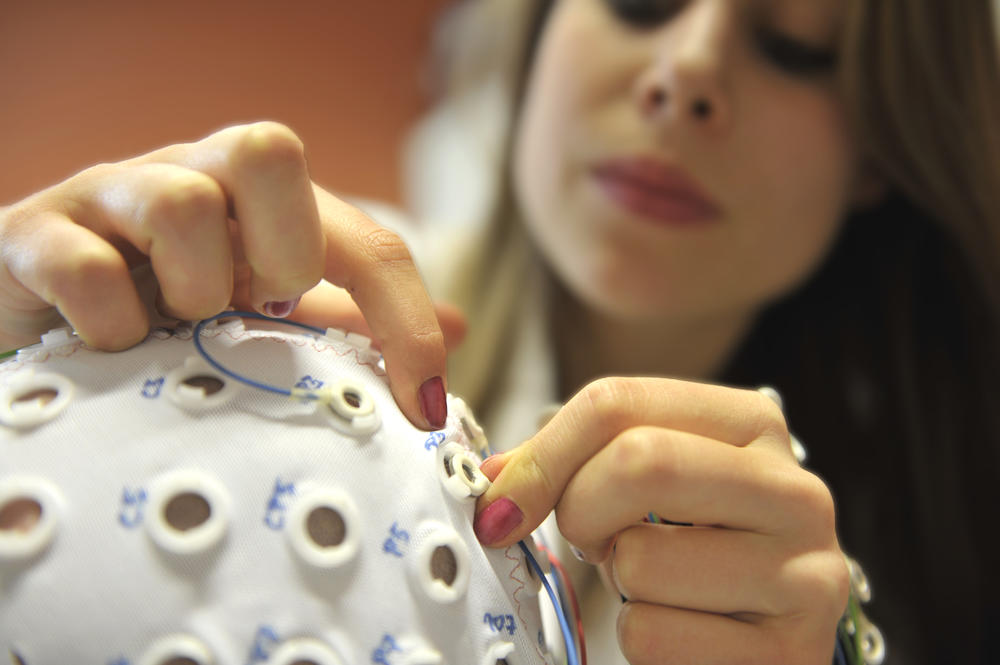 Die Kursteilnehmer/innen messen Veränderung der Hirnströme mit dem EEG zum Beispiel während sie Musik hören