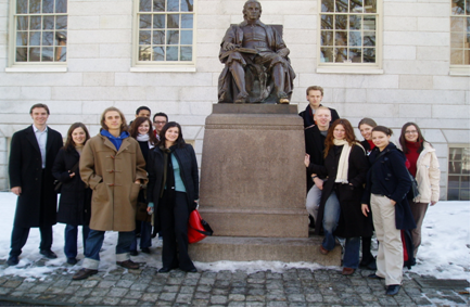 Die Delegation der Freien Universität mit der Statue von John Harvard