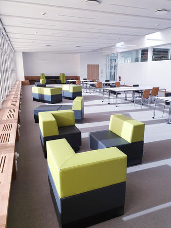 UB: Coworking-Zone mit neuen Lounge-Möbeln (Feb. 2021)