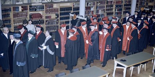 Die Professoren in ihren Talaren formieren sich nach Fachbereichen in der Universitaetsbibliothek