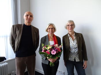 Ein Blumenstrauß für die Leiterin der Bibliothek, Karin Reese überreicht von Andrea Tatai, stellv. Leiterin Universitätsbibliothek, und Giacomo Corneo, Dekan des FB Wirtschaftswissenschaft
