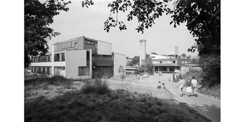 Das Bürgermeisteramt (re., heute Rathaus) und Wohnhäuser (li.) im Studentendorf Schlachtensee