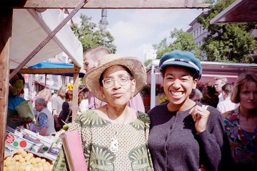 May Ayim mit Audre Lorde auf dem Winterfeldmarkt in Berlin-Schöneberg, 1991