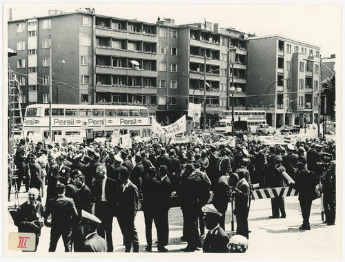 Pressevertreter, Polizisten, Schaulustige und Demonstrierende auf dem John-F.-Kennedy-Platz vor dem Rathaus Schöneberg