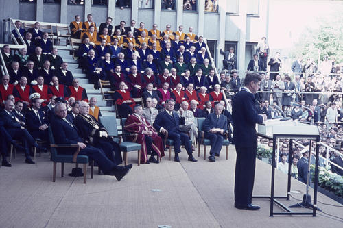 John F. Kennedy, Präsident der USA, bei seiner Ansprache vor dem Henry-Ford-Bau, 26.06.1963