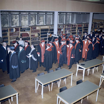 Die Professoren in ihren Talaren formieren sich nach Fakultäten in der Universitaetsbibliothek