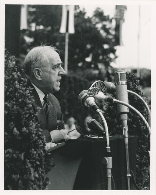 Ernst Reuter bei seiner Ansprache während einer Kundgebung der Heimatvertriebenen an der Waldbühne, 1950/52