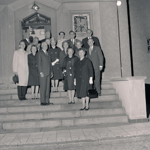 Gruppenfoto der amerikanischen Universitätspräsidenten und ihrer Ehefrauen vor dem Clubhaus in der Goethestraße