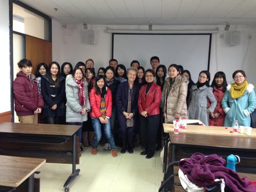 Die ehemalige Bundesjustizministerin Prof. Dr. Herta Däubler-Gmelin (FUB) mit Studierenden während eines Aufenthalts am ZDS Peking im Jahr 2013.