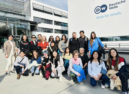 Teilnehmerinnen des Interkulturellen Workshops vor der Zentrale der Deutschen Welle in Bonn