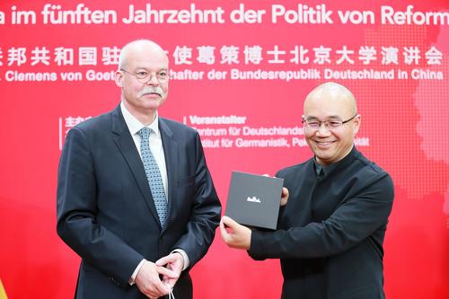 Herr Dr. von Goetze und Prof. Huang.