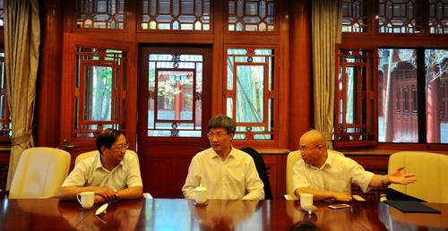 Der Botschafter Herr Shi Mingde, Prof. Dr. Wang Bo und Prof. Dr. Huang Liaoyu im Gespräch.