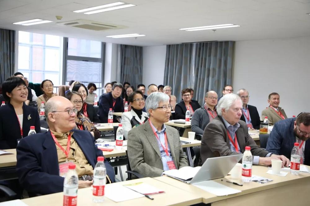 Der Konferenzraum an der Peking Universität war mit den Teilnehmenden aus China, Japan, Südkorea, Deutschland und Österreich gut gefüllt.