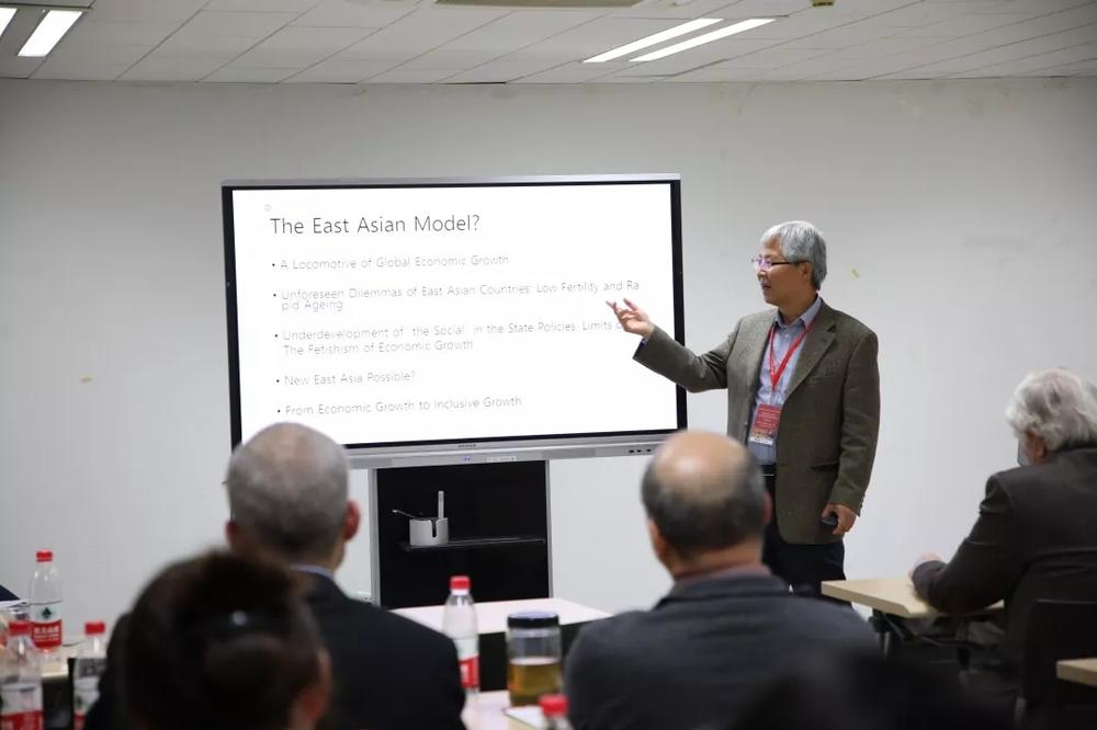 Prof. Kwang-Yeong Shin von der südkoreanischen Chung-Ang Universität während seines Vortrags über das neue Ostasien im 21. Jahrhundert.
