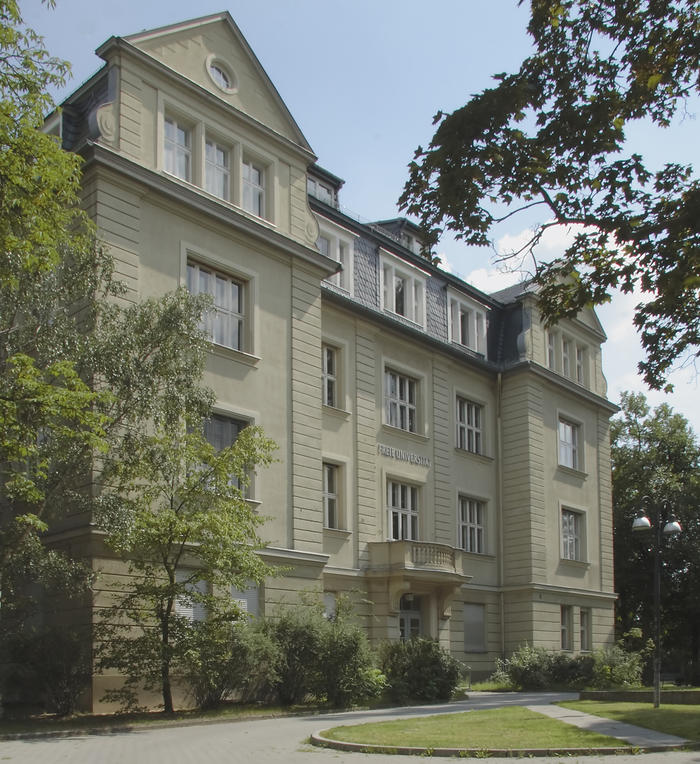 Boltzmannstraße 3, erstes Gebäude der Freien Universität in Berlin-Dahlem, heute vom Fachbereich Rechtswissenschaft genutzt